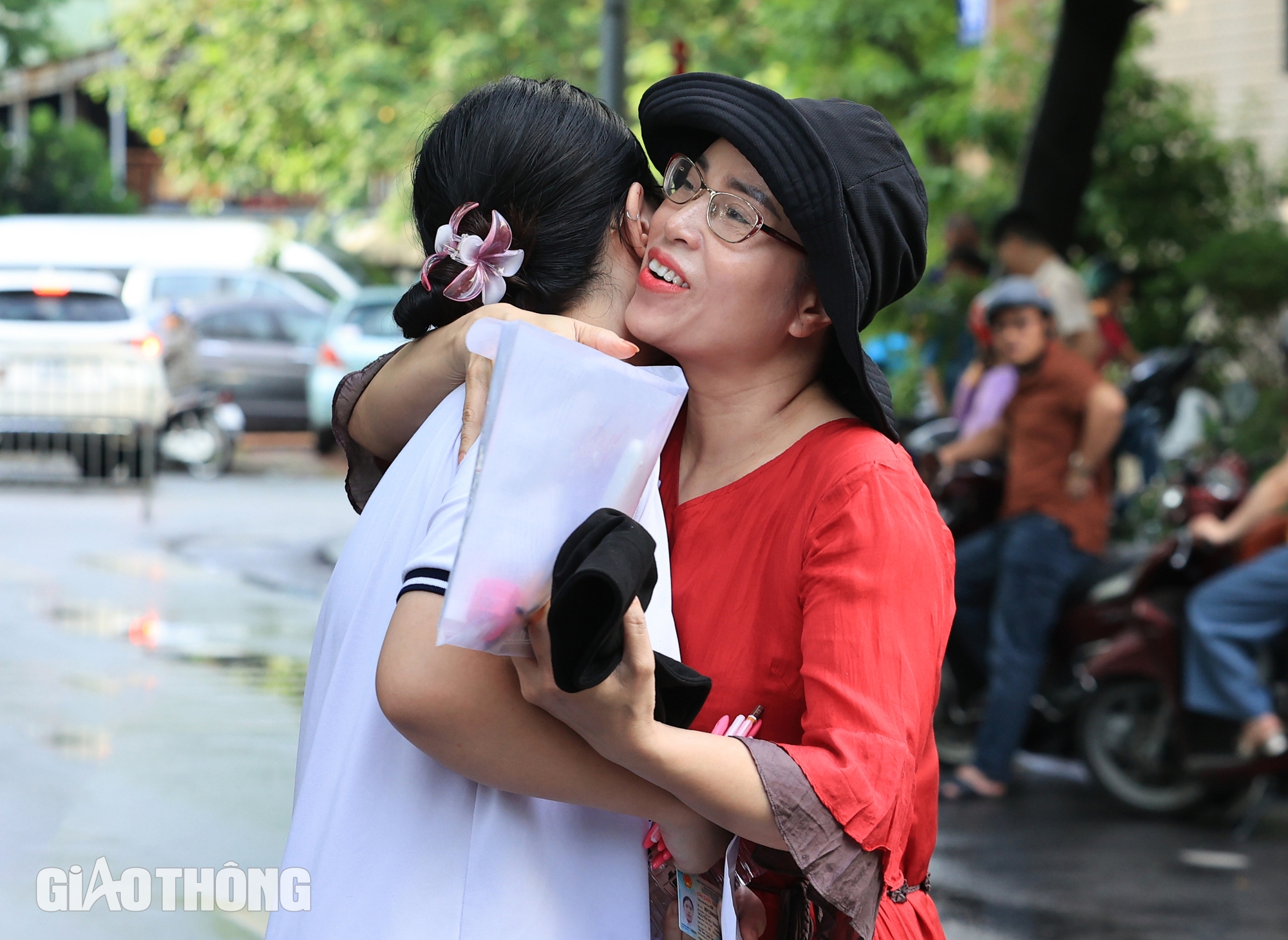 Phụ huynh dậy từ tờ mờ s&aacute;ng đồng h&agrave;nh c&ugrave;ng sĩ tử ng&agrave;y đầu thi tốt nghiệp THPT- Ảnh 7.