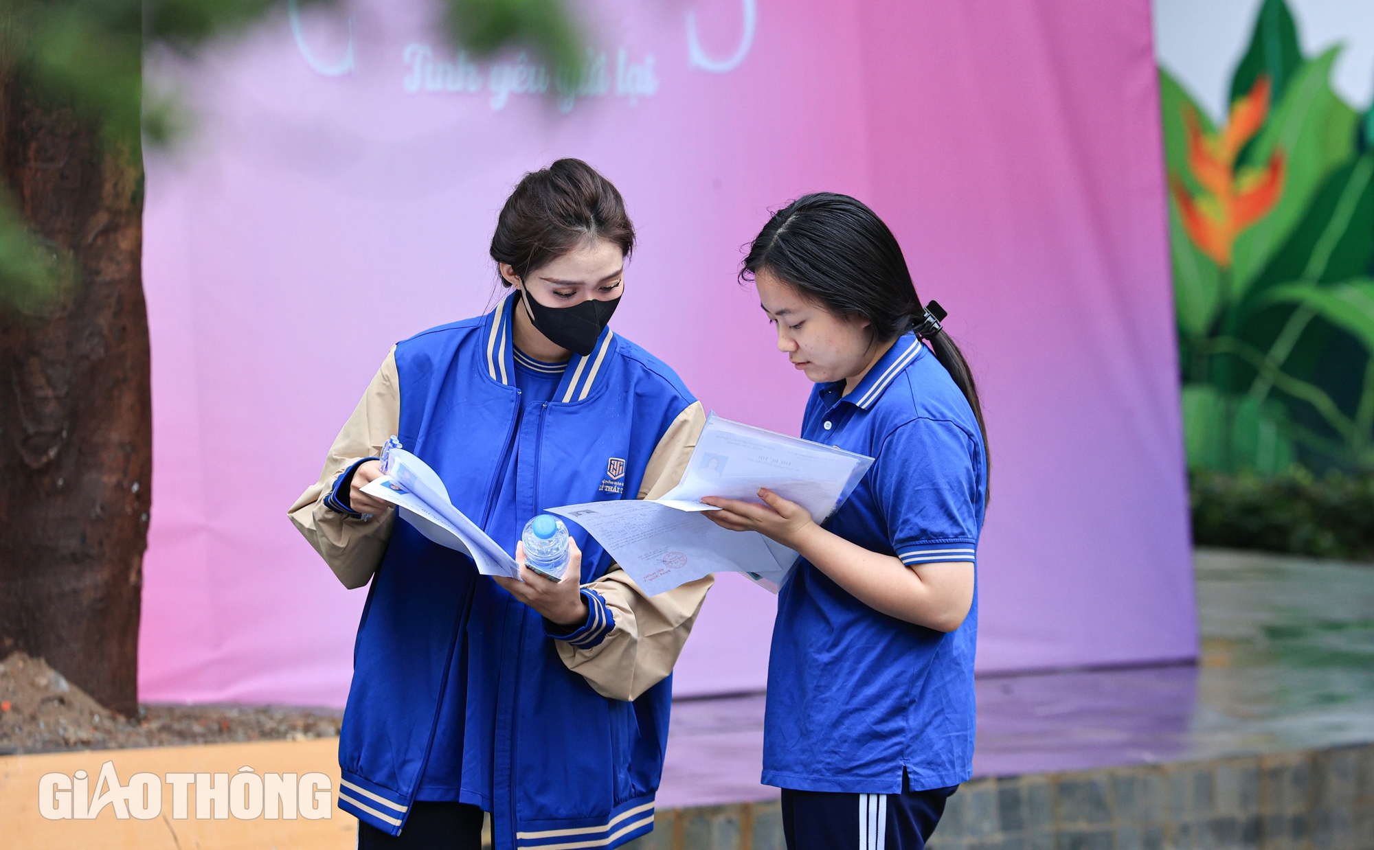 Phụ huynh dậy từ tờ mờ s&aacute;ng đồng h&agrave;nh c&ugrave;ng sĩ tử ng&agrave;y đầu thi tốt nghiệp THPT- Ảnh 9.