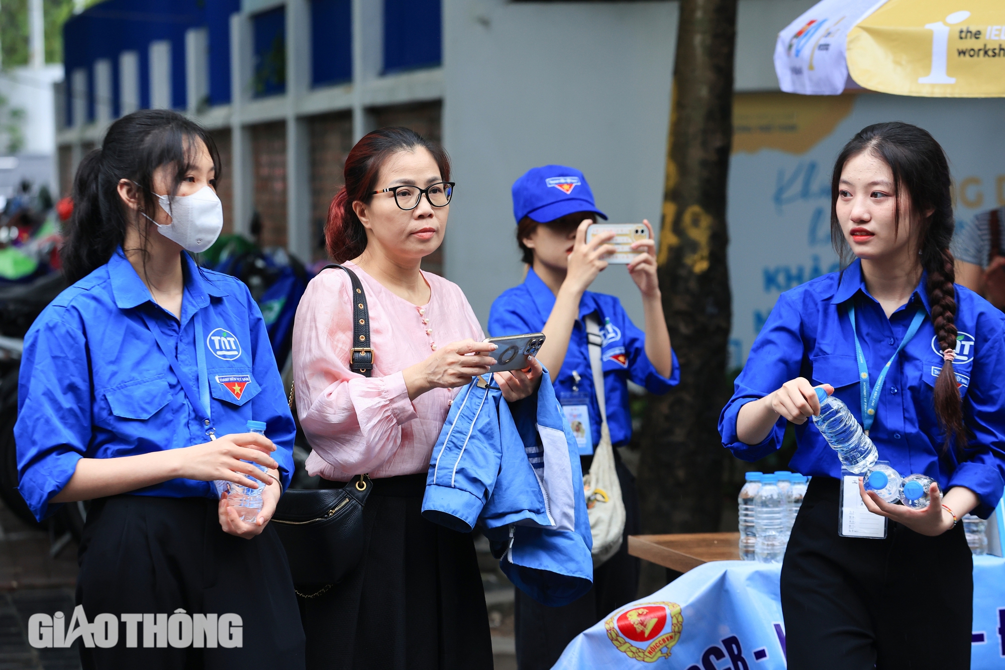 Phụ huynh dậy từ tờ mờ s&aacute;ng đồng h&agrave;nh c&ugrave;ng sĩ tử ng&agrave;y đầu thi tốt nghiệp THPT- Ảnh 12.