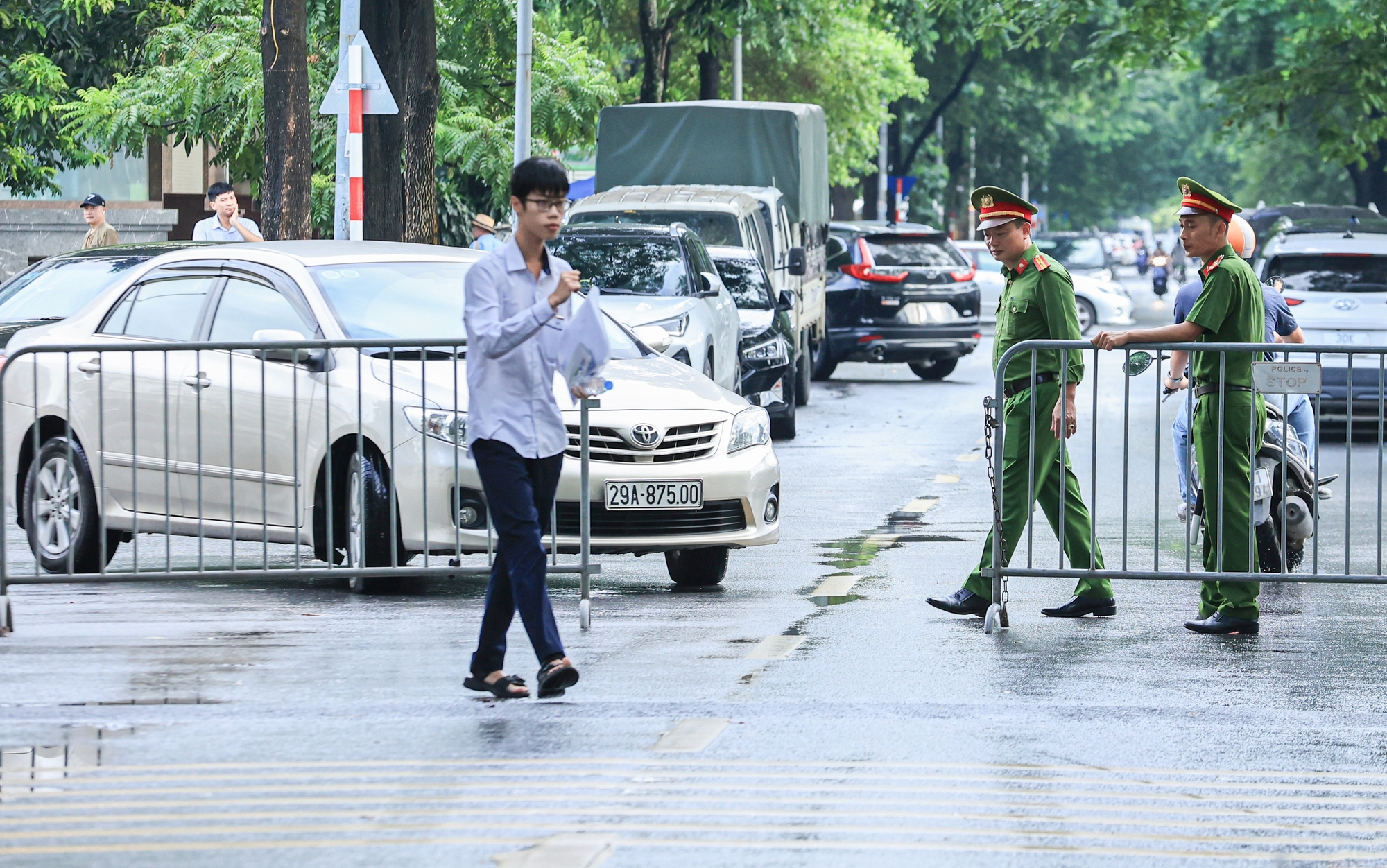 Phụ huynh dậy từ tờ mờ s&aacute;ng đồng h&agrave;nh c&ugrave;ng sĩ tử ng&agrave;y đầu thi tốt nghiệp THPT- Ảnh 13.