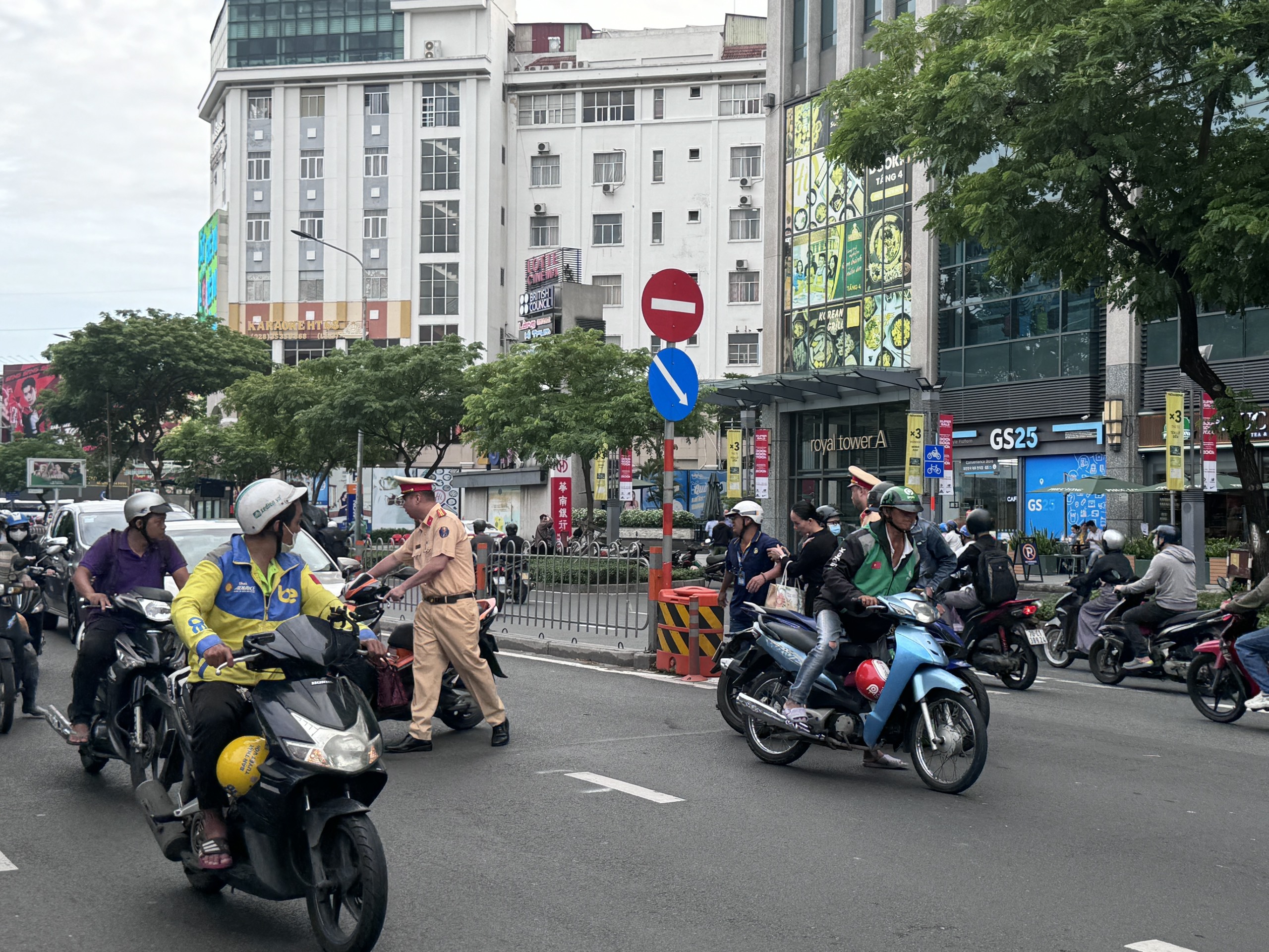 Những h&igrave;nh ảnh đẹp của CSGT trong m&ugrave;a thi tốt nghiệp THPT 2024- Ảnh 5.