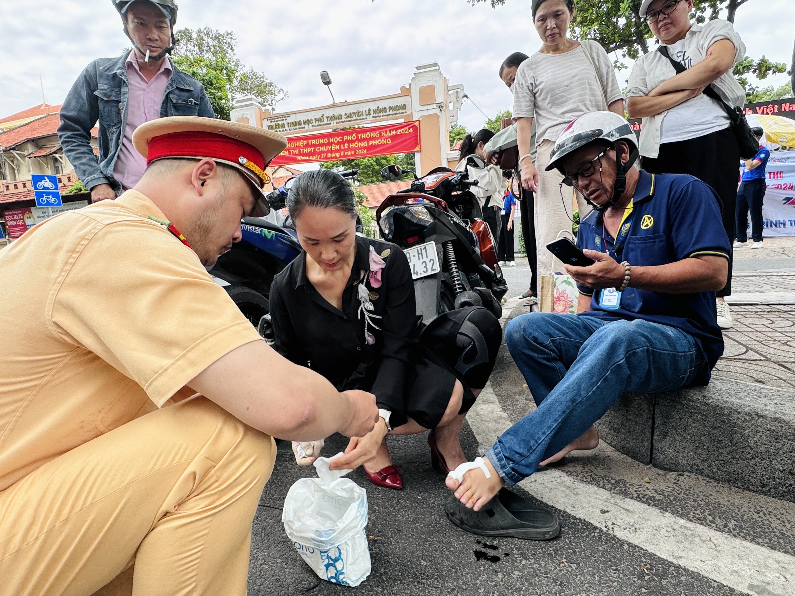 Những h&igrave;nh ảnh đẹp của CSGT trong m&ugrave;a thi tốt nghiệp THPT 2024- Ảnh 6.