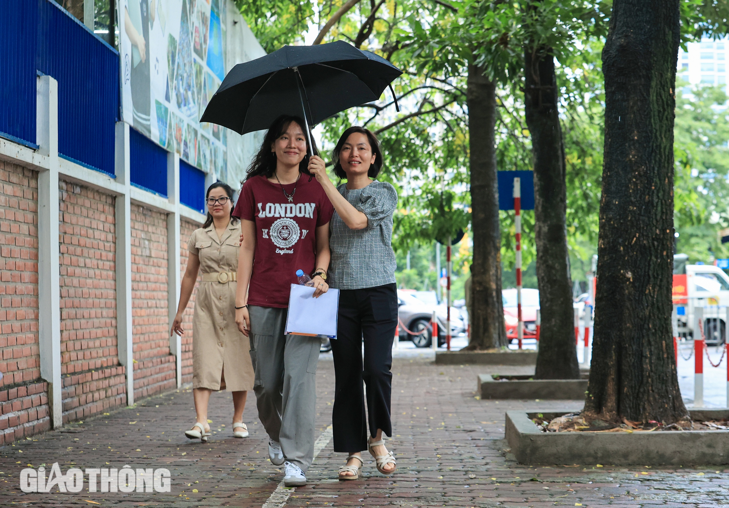 Phụ huynh dậy từ tờ mờ s&aacute;ng đồng h&agrave;nh c&ugrave;ng sĩ tử ng&agrave;y đầu thi tốt nghiệp THPT- Ảnh 2.