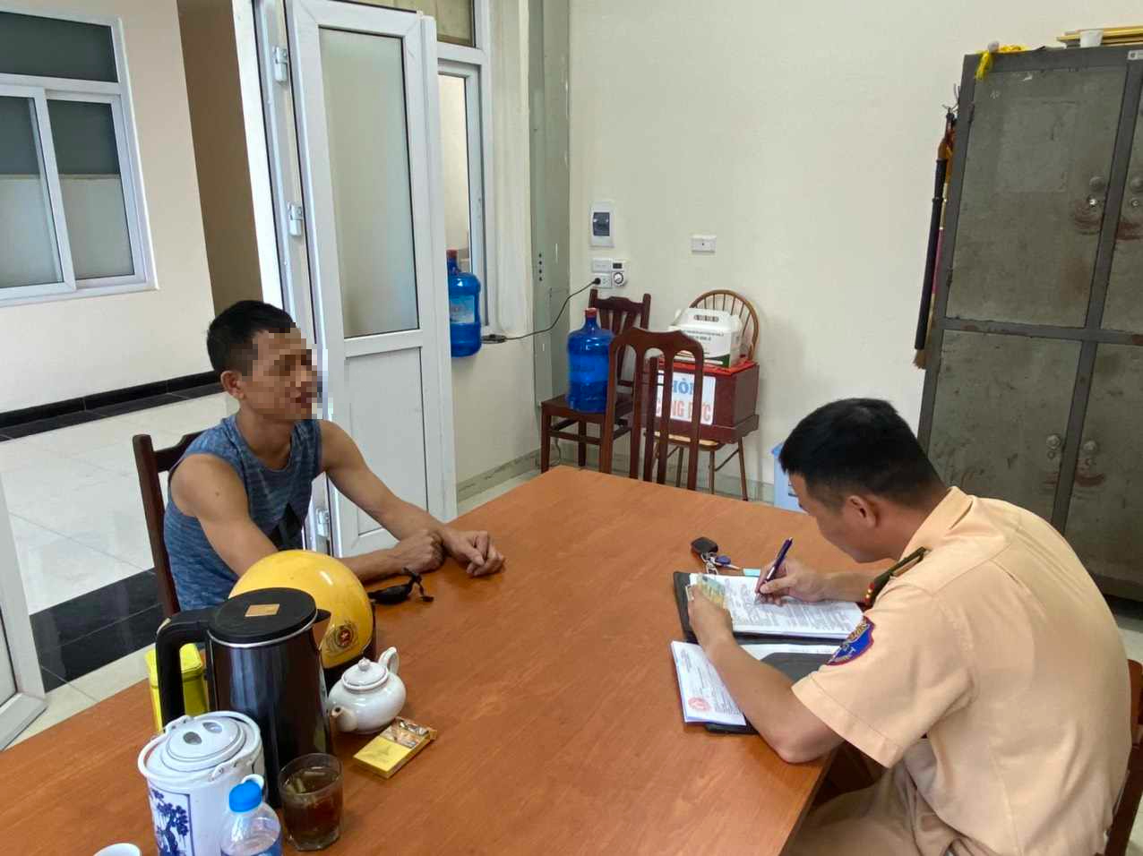 T&agrave;i xế xe tải qu&aacute; khổ 'đại n&aacute;o' phố H&agrave; Nội bị xử phạt sau phản &aacute;nh của B&aacute;o Giao th&ocirc;ng- Ảnh 1.