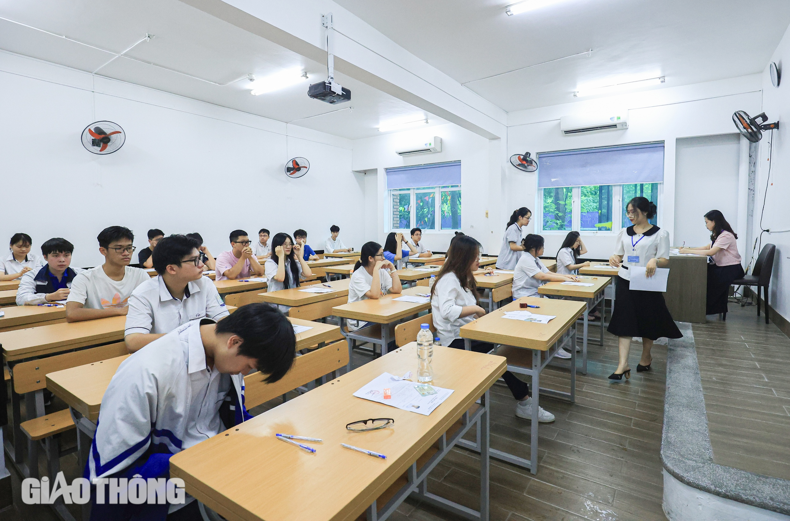 Phụ huynh dậy từ tờ mờ s&aacute;ng đồng h&agrave;nh c&ugrave;ng sĩ tử ng&agrave;y đầu thi tốt nghiệp THPT- Ảnh 11.