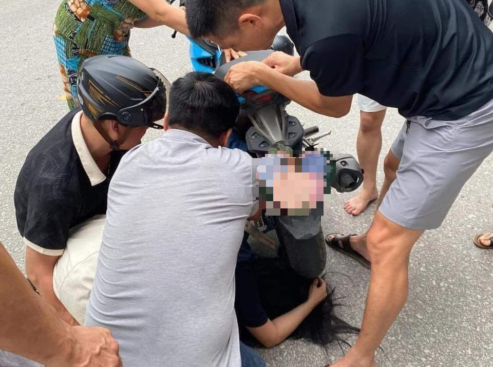 &Aacute;o chống nắng cuốn v&agrave;o b&aacute;nh xe m&aacute;y, c&ocirc; g&aacute;i tử vong khi cấp cứu- Ảnh 1.