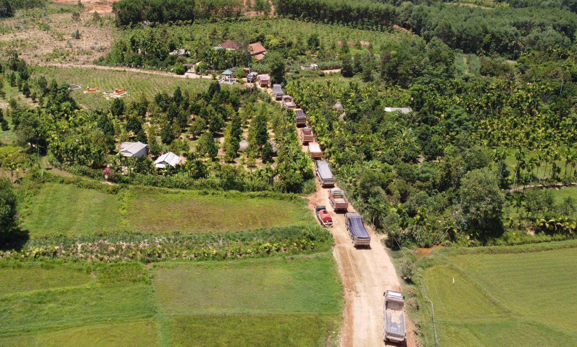 Lo xe chở đất "c&agrave;y" đường d&acirc;n sinh ở Quảng Ng&atilde;i- Ảnh 3.