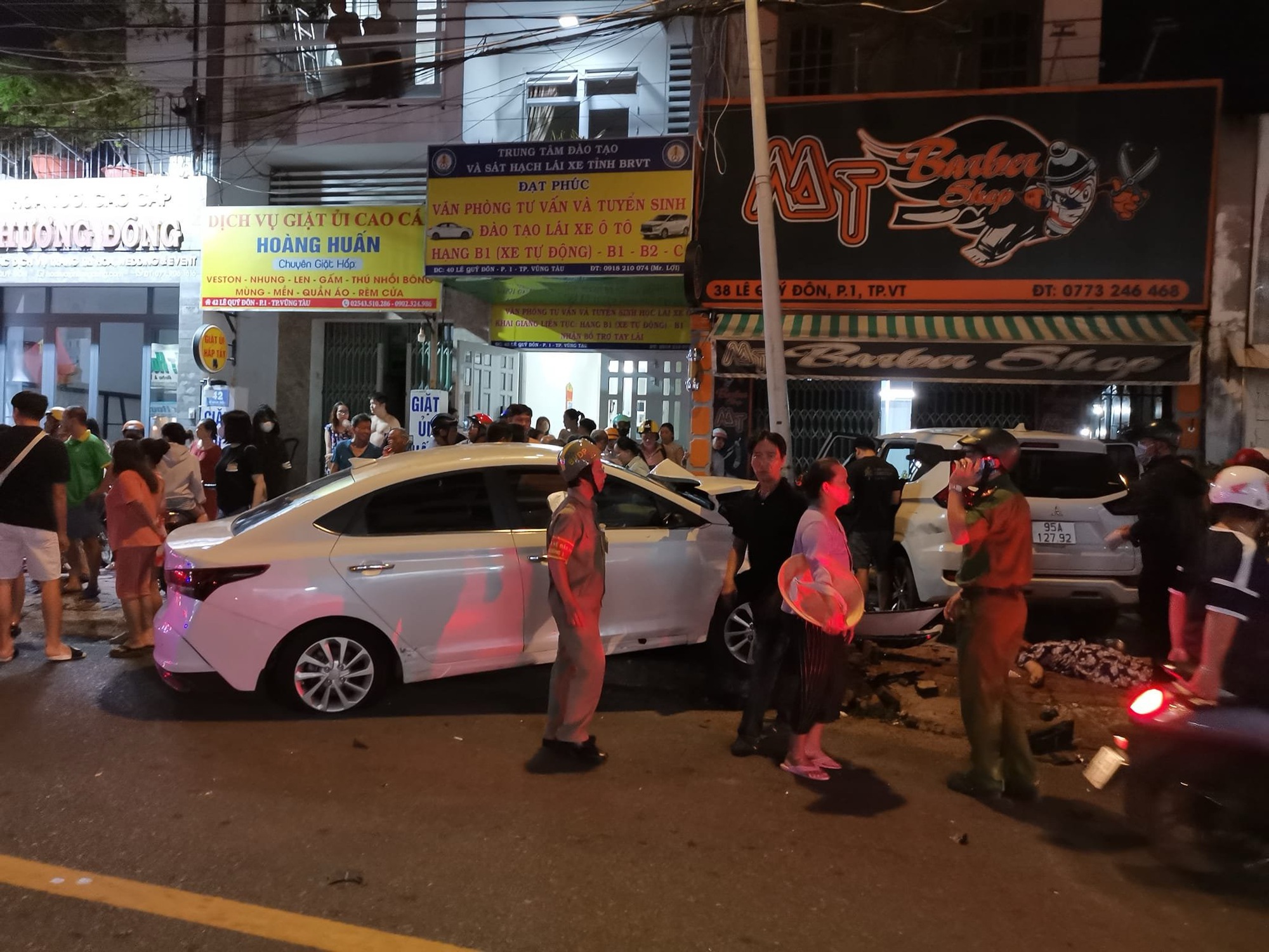 Hiện trường vụ &ocirc; t&ocirc; t&ocirc;ng h&agrave;ng loạt xe m&aacute;y, hai người tử vong ở Vũng T&agrave;u- Ảnh 2.