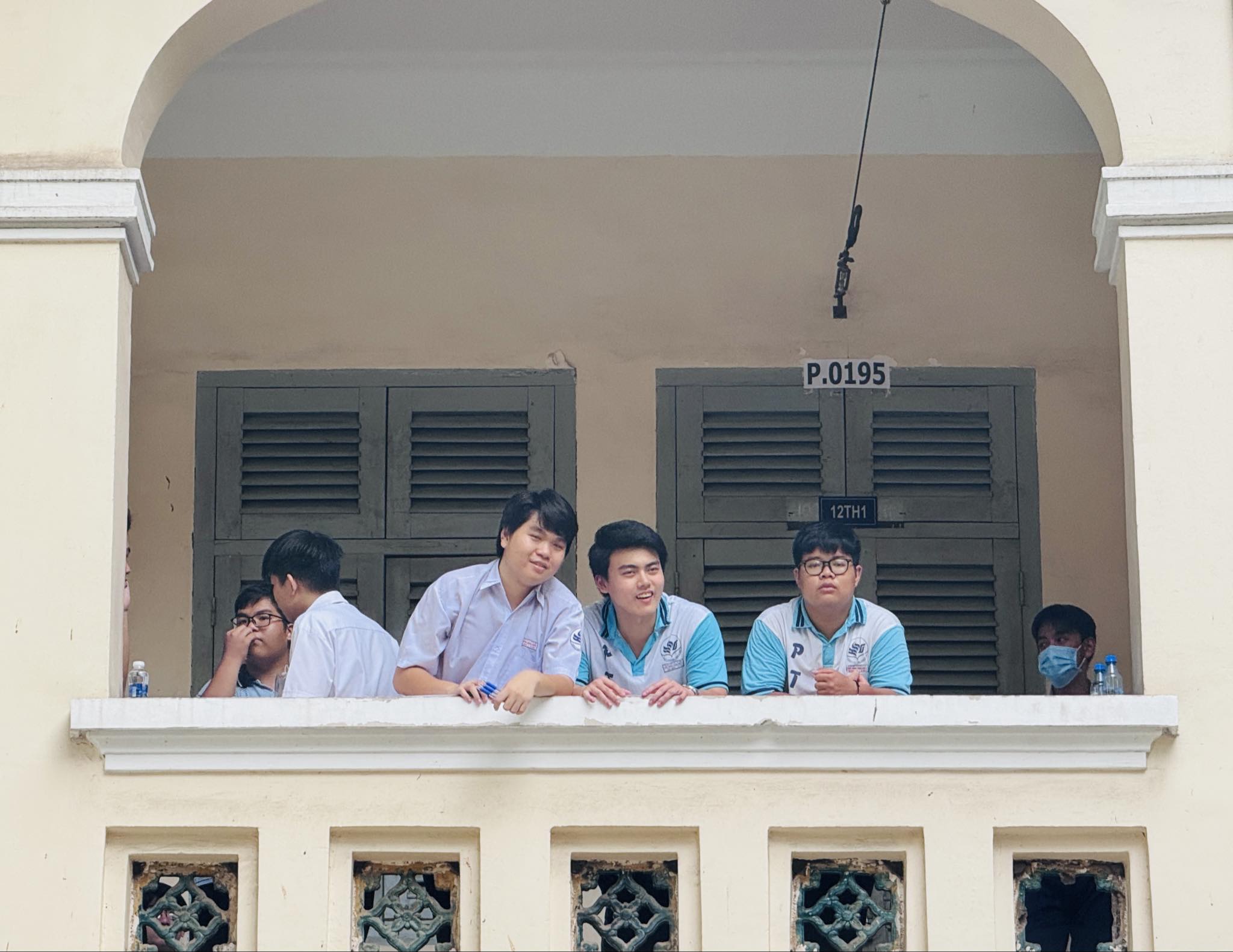 Những h&igrave;nh ảnh đẹp của CSGT trong m&ugrave;a thi tốt nghiệp THPT 2024- Ảnh 1.