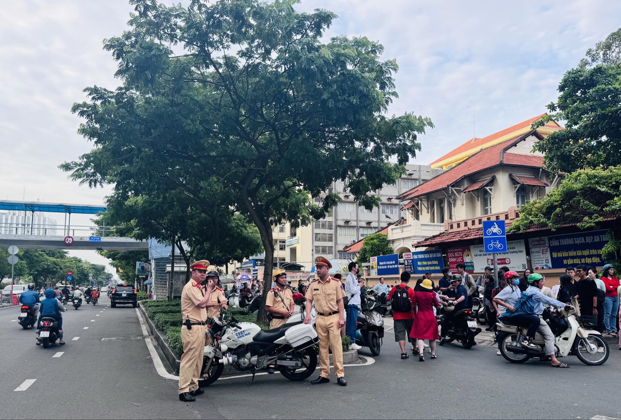 Những h&igrave;nh ảnh đẹp của CSGT trong m&ugrave;a thi tốt nghiệp THPT 2024- Ảnh 2.