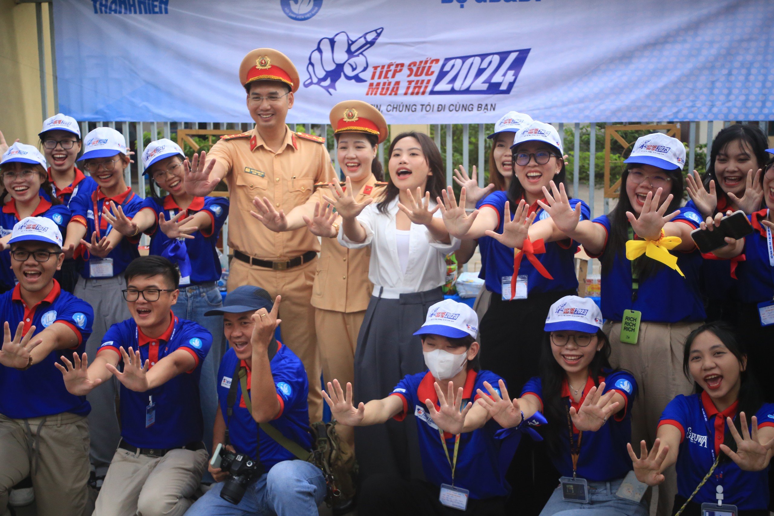 Những h&igrave;nh ảnh đẹp của CSGT trong m&ugrave;a thi tốt nghiệp THPT 2024- Ảnh 10.