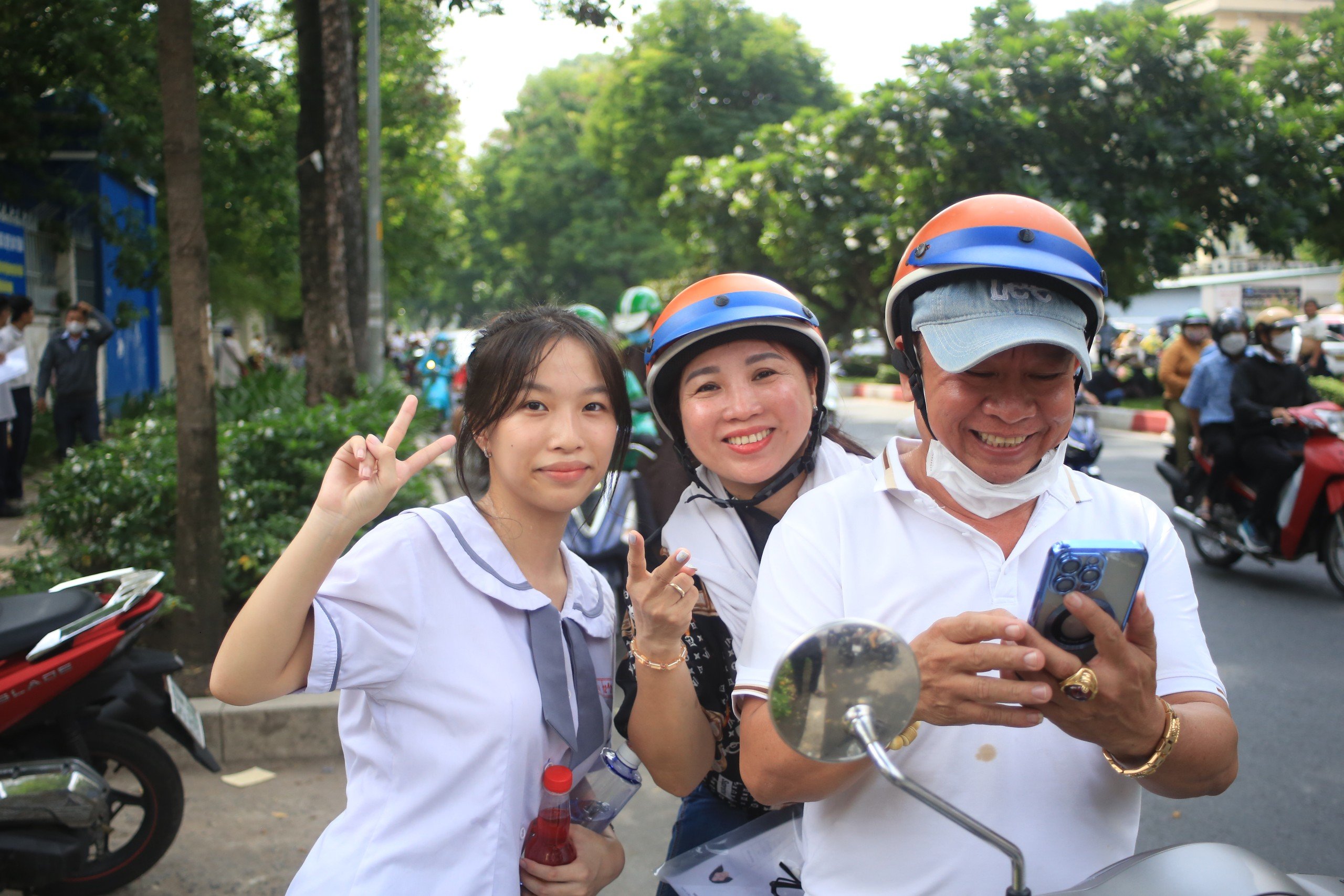 Th&iacute; sinh đội mưa tất tả tới điểm thi tốt nghiệp THPT ở TP.HCM- Ảnh 4.
