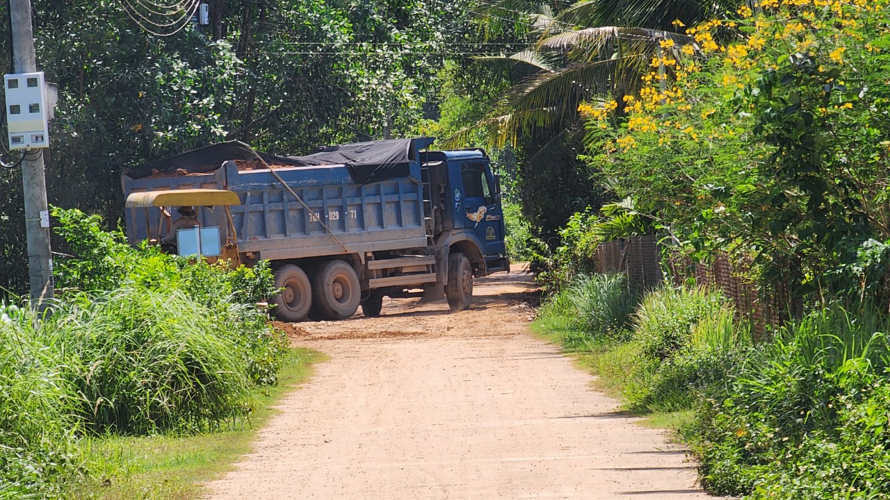 Lo xe chở đất "c&agrave;y" đường d&acirc;n sinh ở Quảng Ng&atilde;i- Ảnh 2.