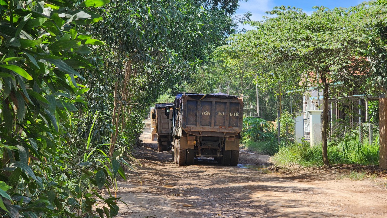 Lo xe chở đất "c&agrave;y" đường d&acirc;n sinh ở Quảng Ng&atilde;i- Ảnh 7.