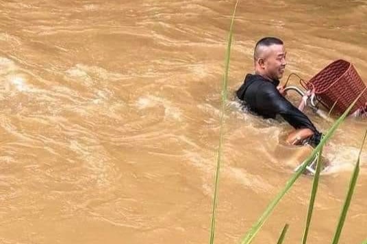 2 thanh ni&ecirc;n lao xuống suối dữ cứu b&eacute; g&aacute;i bị nước cuốn tr&ocirc;i ở Y&ecirc;n B&aacute;i- Ảnh 2.