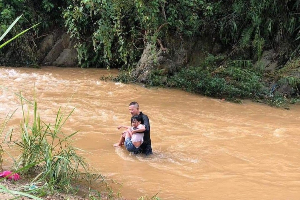 2 thanh ni&ecirc;n lao xuống suối dữ cứu b&eacute; g&aacute;i bị nước cuốn tr&ocirc;i ở Y&ecirc;n B&aacute;i- Ảnh 1.