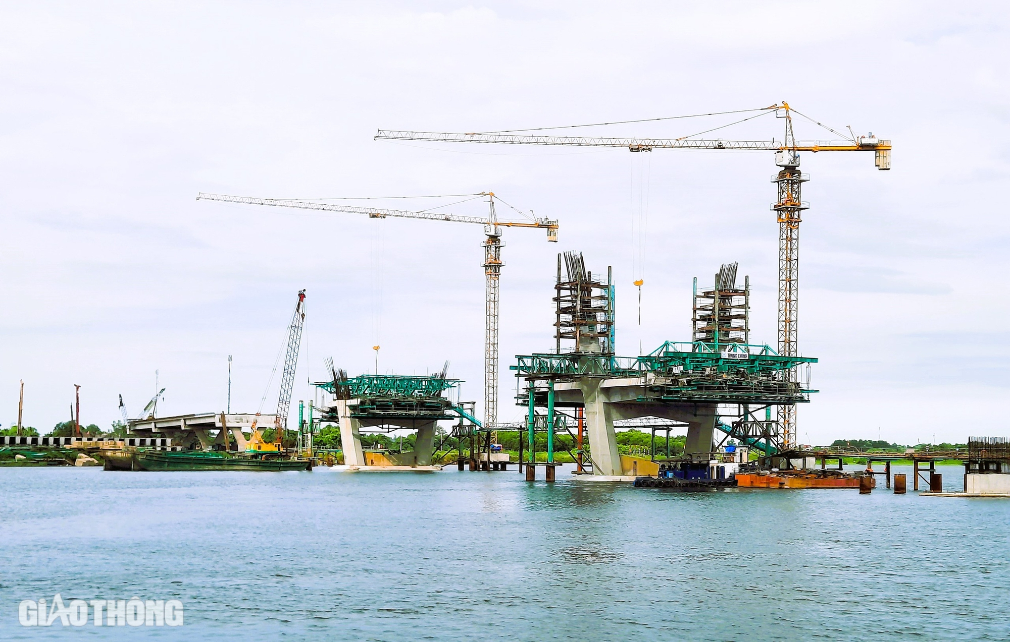 Cận cảnh c&ocirc;ng tr&igrave;nh cầu d&agrave;i 1,3km thuộc dự &aacute;n 2.000 tỷ sau hơn 1 năm thi c&ocirc;ng- Ảnh 1.