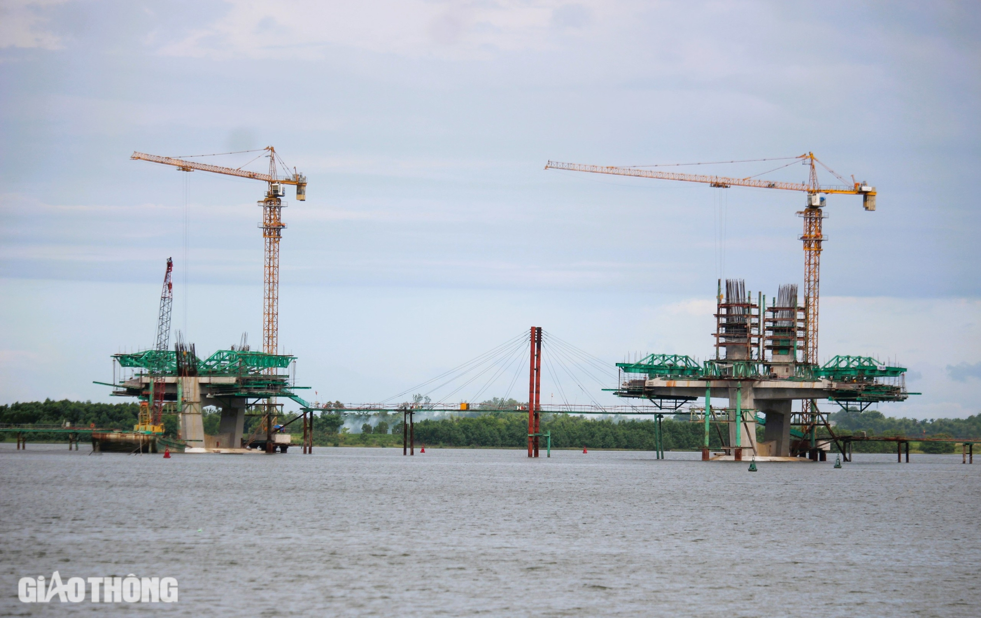 Cận cảnh c&ocirc;ng tr&igrave;nh cầu d&agrave;i 1,3km thuộc dự &aacute;n 2.000 tỷ sau hơn 1 năm thi c&ocirc;ng- Ảnh 2.