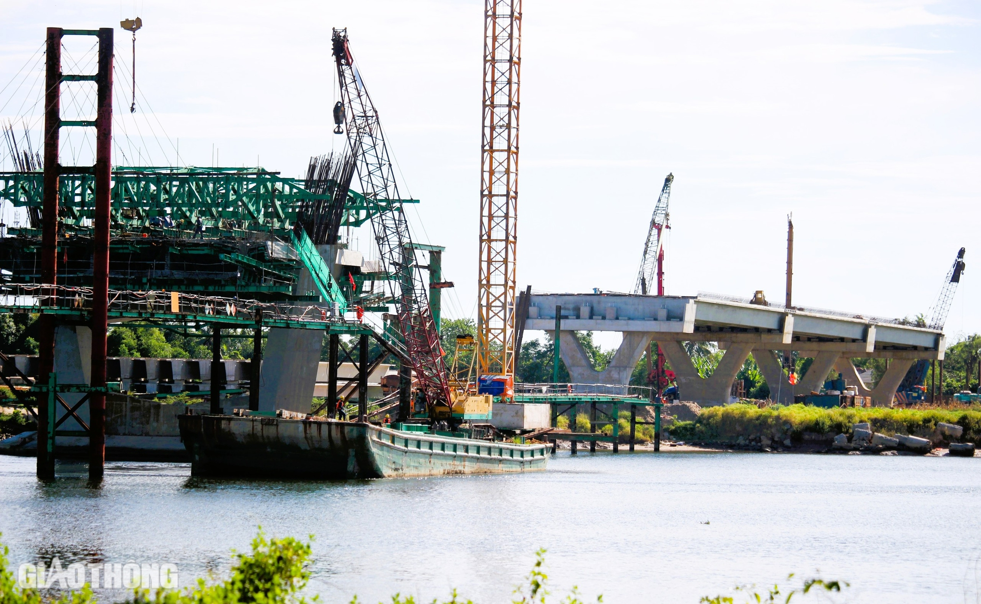 Cận cảnh c&ocirc;ng tr&igrave;nh cầu d&agrave;i 1,3km thuộc dự &aacute;n 2.000 tỷ sau hơn 1 năm thi c&ocirc;ng- Ảnh 4.