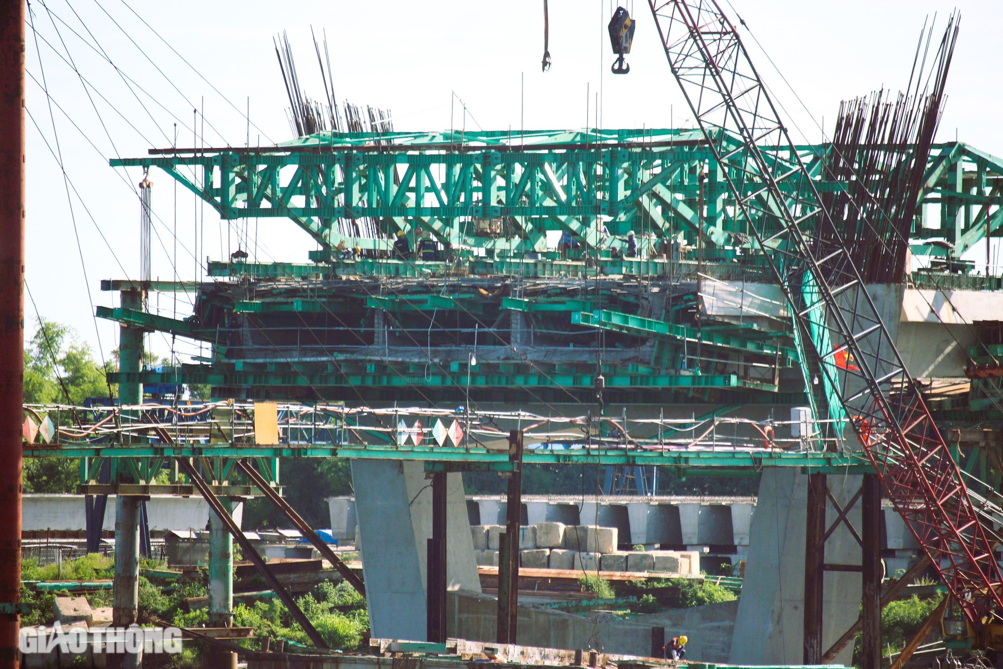 Cận cảnh c&ocirc;ng tr&igrave;nh cầu d&agrave;i 1,3km thuộc dự &aacute;n 2.000 tỷ sau hơn 1 năm thi c&ocirc;ng- Ảnh 14.