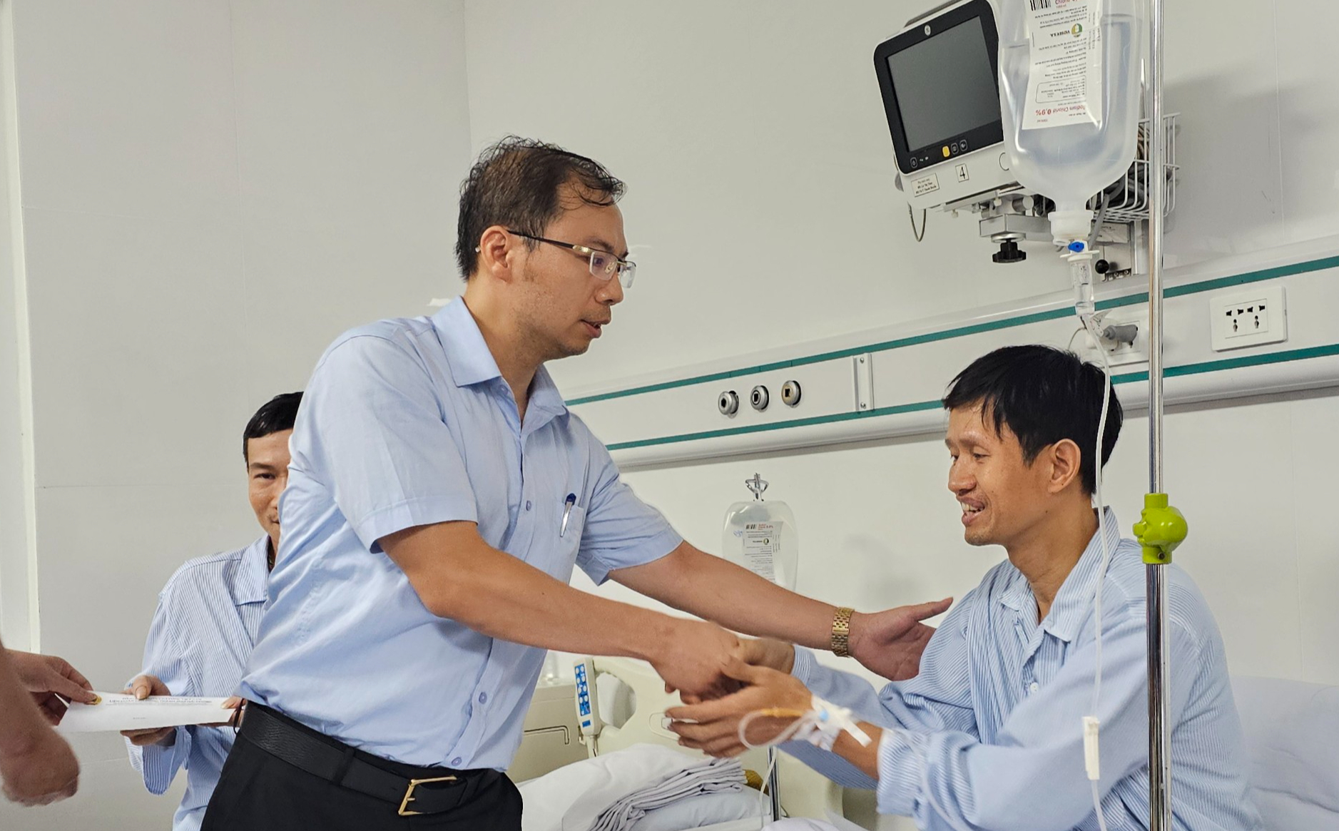 C&ocirc;ng đo&agrave;n GTVT Việt Nam thăm hỏi c&ocirc;ng nh&acirc;n Đ&oacute;ng t&agrave;u S&ocirc;ng Cấm bị ngộ độc- Ảnh 1.