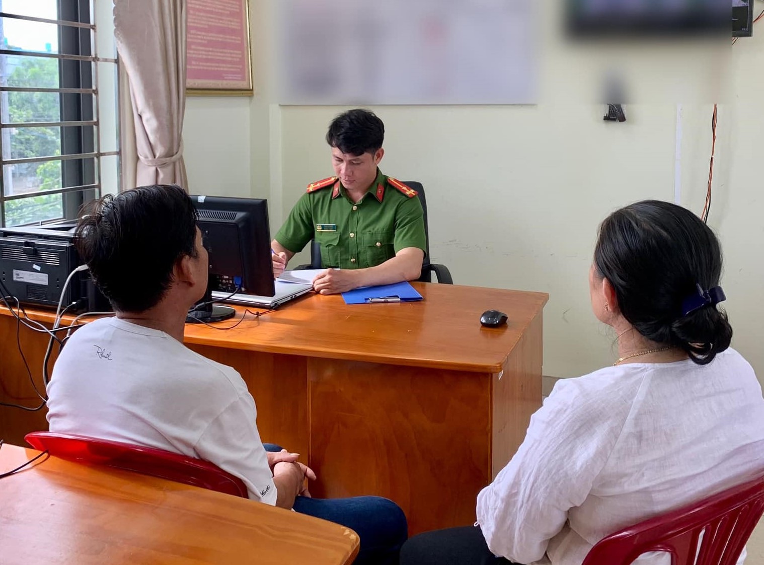 Giả danh c&aacute;n bộ Bộ C&ocirc;ng an lừa đảo người d&acirc;n tr&ecirc;n đảo Ph&uacute; Qu&yacute;- Ảnh 1.