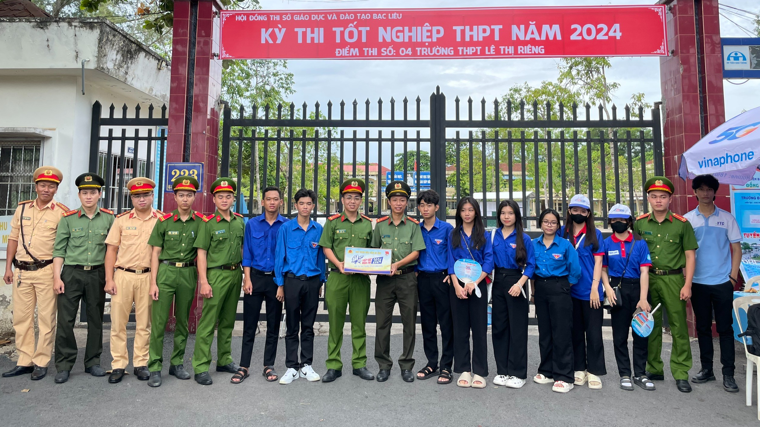 CSGT d&ugrave;ng xe đặc chủng đưa nam sinh kịp về nh&agrave; lấy giấy tờ- Ảnh 2.