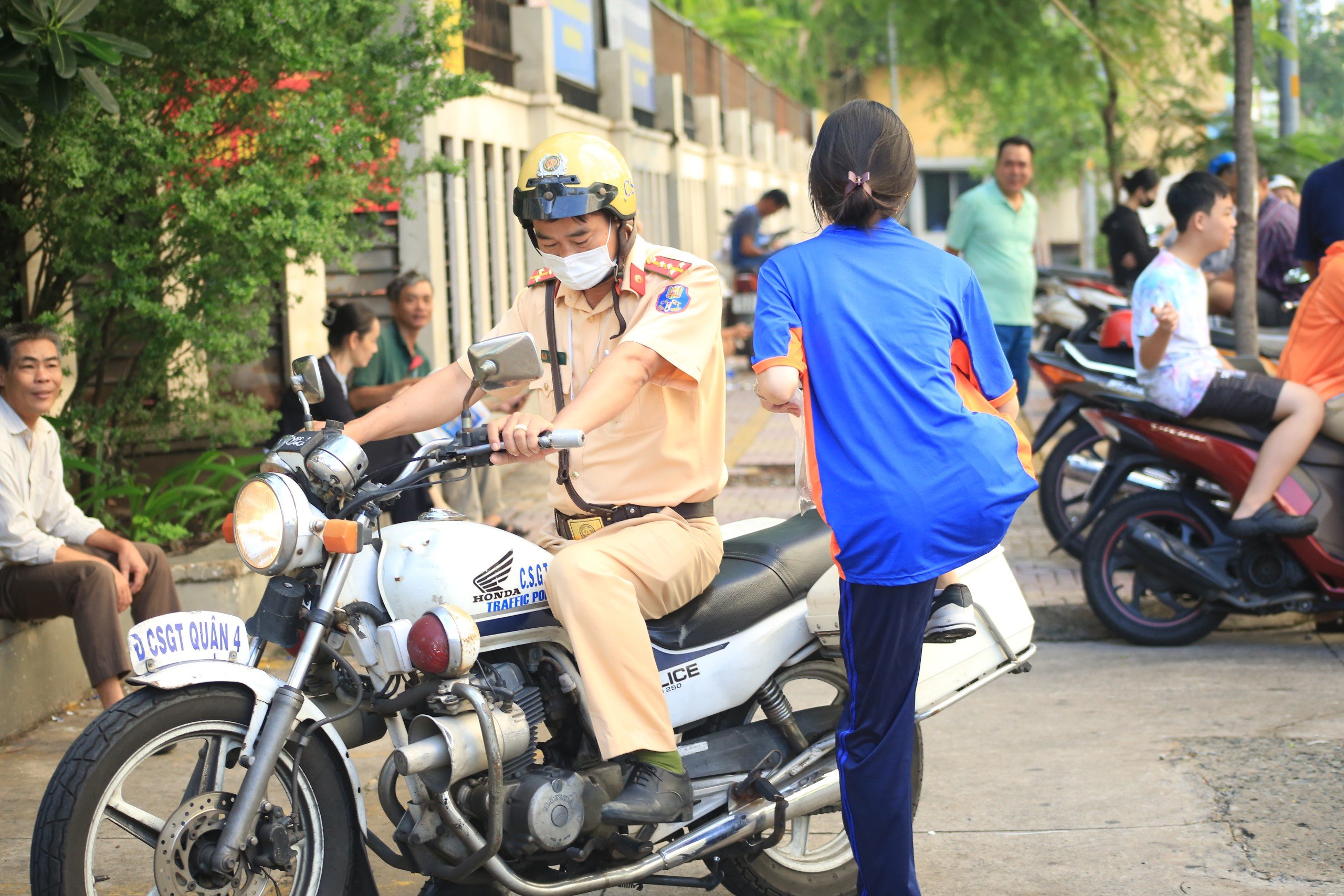 Ng&agrave;y thứ 2 thi tốt nghiệp THPT: Nhiều th&iacute; sinh qu&ecirc;n giấy tờ, CSGT tức tốc hỗ trợ- Ảnh 3.