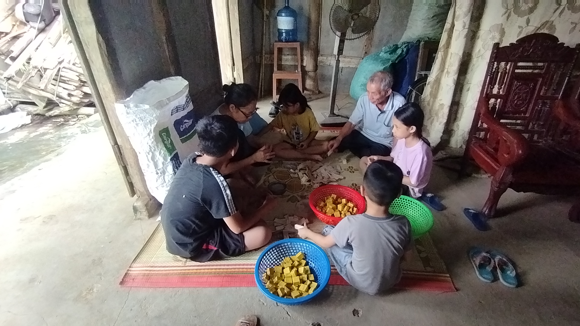 X&oacute;t cảnh &ocirc;ng b&agrave; gồng g&aacute;nh nu&ocirc;i 4 ch&aacute;u nhỏ mất bố v&igrave; TNGT, mẹ bỏ đi- Ảnh 1.