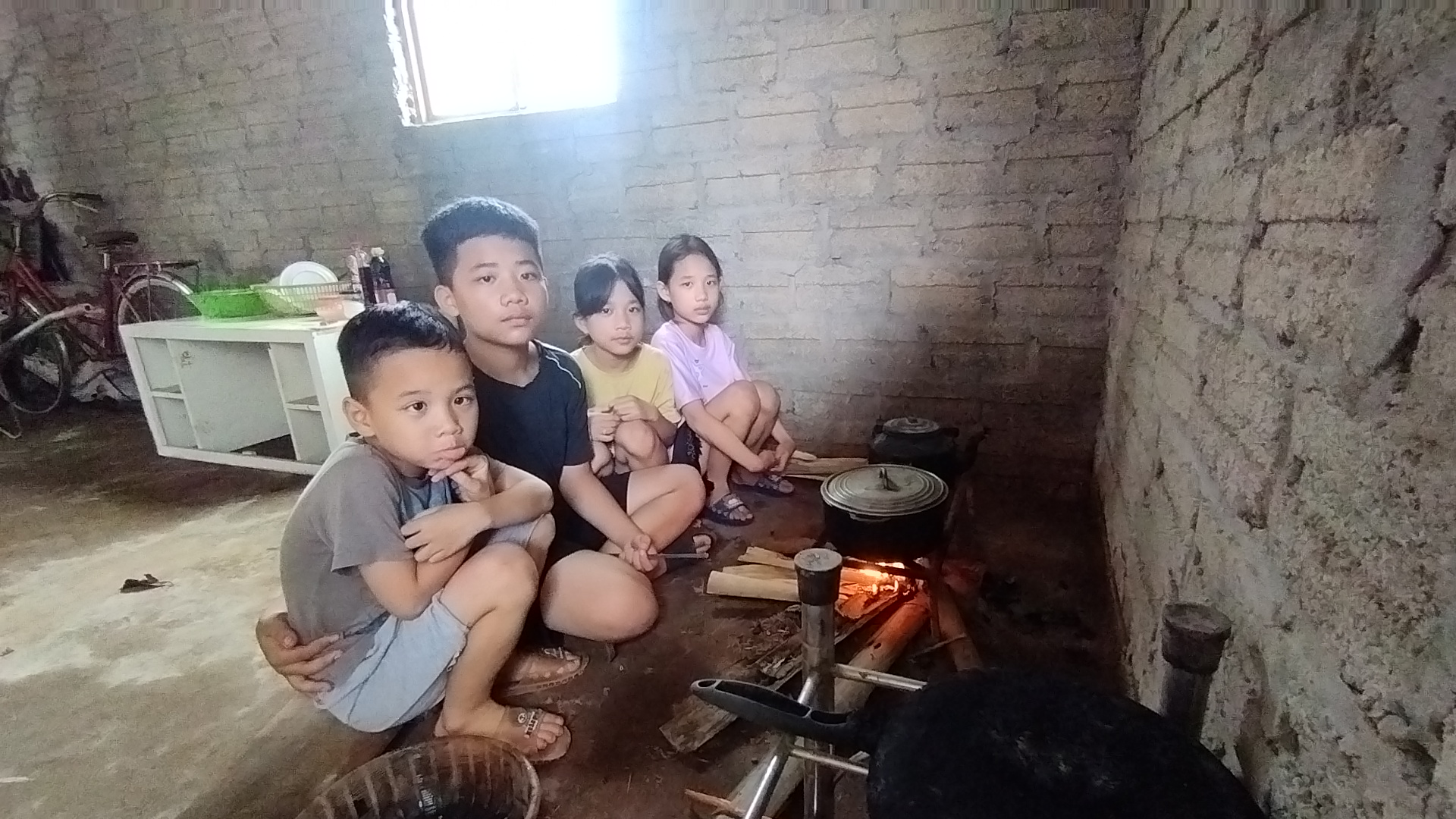 X&oacute;t cảnh &ocirc;ng b&agrave; gồng g&aacute;nh nu&ocirc;i 4 ch&aacute;u nhỏ mất bố v&igrave; TNGT, mẹ bỏ đi- Ảnh 2.