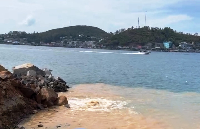 Nha Trang: Hàng ngàn người dân đảo Trí Nguyên bị dừng cấp nước- Ảnh 1. Nha Trang: Hàng ngàn người dân đảo Trí Nguyên bị dừng cấp nước- Ảnh 1.