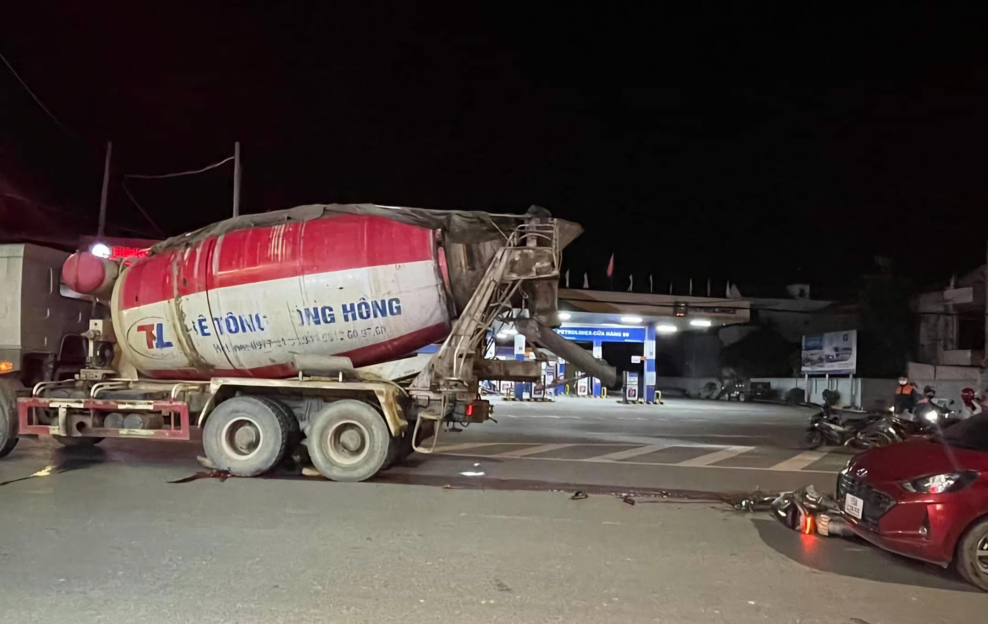 Va chạm với &ocirc; t&ocirc; con ng&atilde; xuống đường, người đ&agrave;n &ocirc;ng bị xe bồn c&aacute;n tử vong- Ảnh 1.