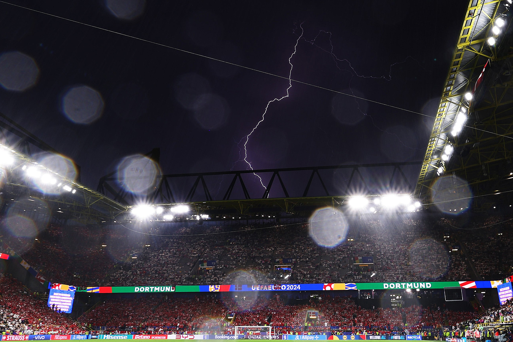 Trận Đức gặp Đan Mạch tại v&ograve;ng 1/8 EURO bất ngờ bị tạm ho&atilde;n v&igrave; l&yacute; do hy hữu- Ảnh 1.