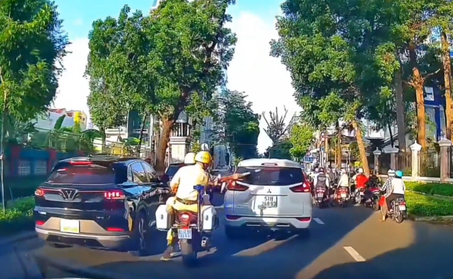 CSGT h&uacute; c&ograve;i, mở đường đưa sản phụ đến bệnh viện cấp cứu kịp thời- Ảnh 1.