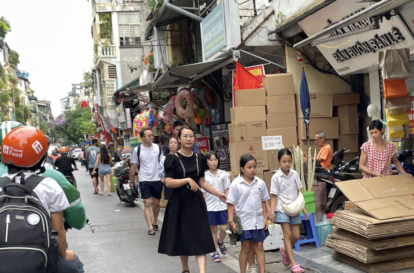Lấn chiếm vỉa h&egrave; tr&agrave;n lan, du kh&aacute;ch bị "đẩy" xuống l&ograve;ng đường- Ảnh 3.