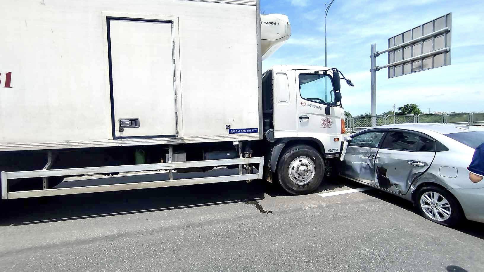 Xe tải va chạm &ocirc; t&ocirc; 4 chỗ, n&uacute;t giao cao tốc Vĩnh Hảo - Phan Thiết &ugrave;n tắc gần 2 giờ- Ảnh 1.