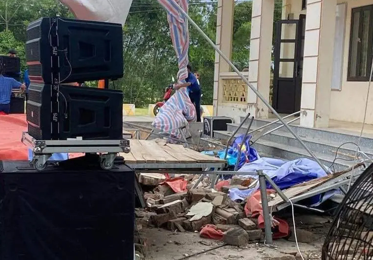 Sức khỏe 6 trẻ em vụ m&aacute;i nh&agrave; sạt lở xuống s&acirc;n khấu ra sao?- Ảnh 1.