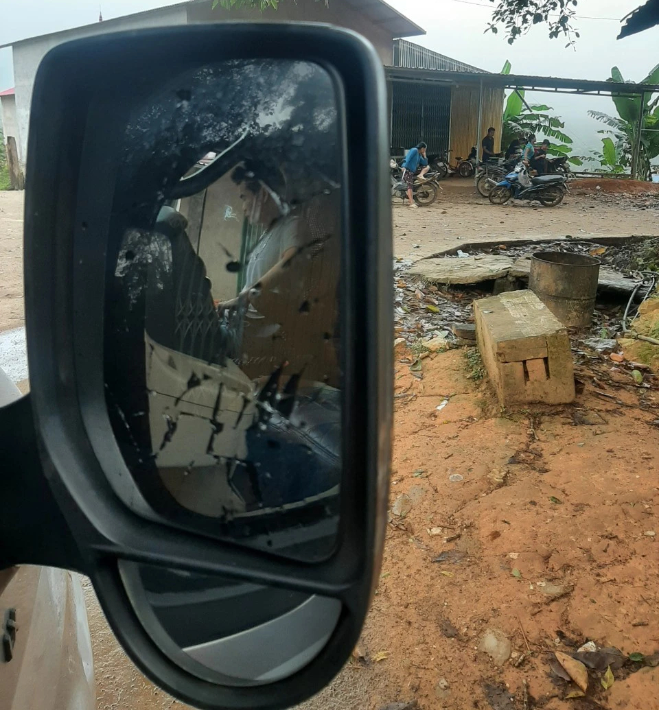 Xe kh&aacute;ch bị truy đuổi, đ&acirc;m từ ph&iacute;a sau tại Bắc Kạn khiến h&agrave;nh kh&aacute;ch ng&atilde; nh&agrave;o?- Ảnh 6.