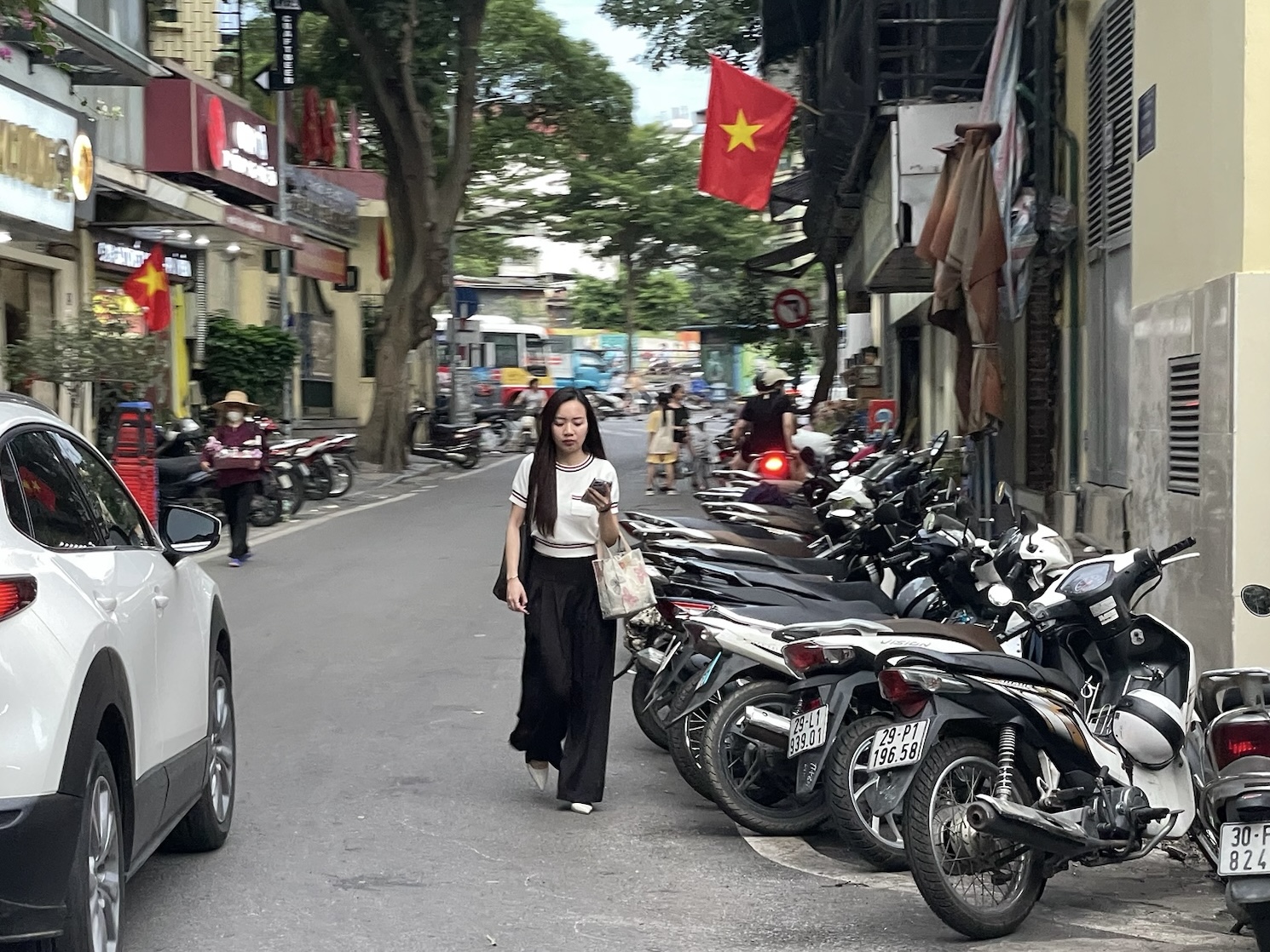 Lấn chiếm vỉa h&egrave; tr&agrave;n lan, du kh&aacute;ch bị "đẩy" xuống l&ograve;ng đường- Ảnh 4.