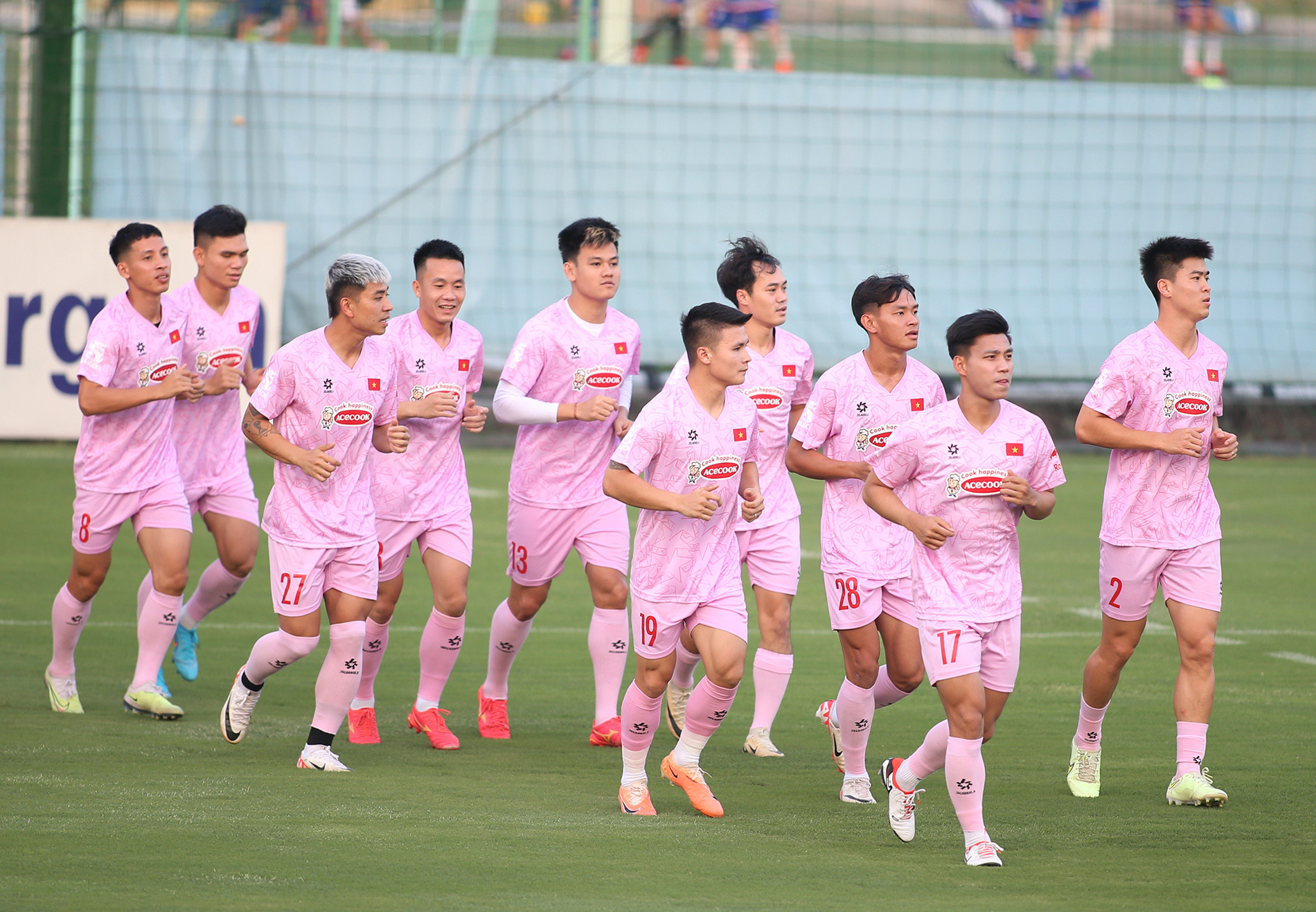 Chọn đội trưởng tuyển Việt Nam, HLV Kim Sang-sik từ bỏ c&aacute;ch l&agrave;m dị của &ocirc;ng Troussier- Ảnh 2.