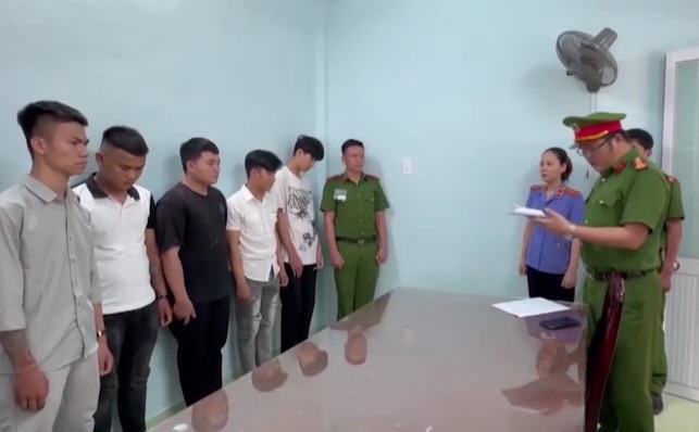 C&ocirc;ng an huyện B&igrave;nh Sơn tống đạt quyết định bắt giam nh&oacute;m đối tượng.