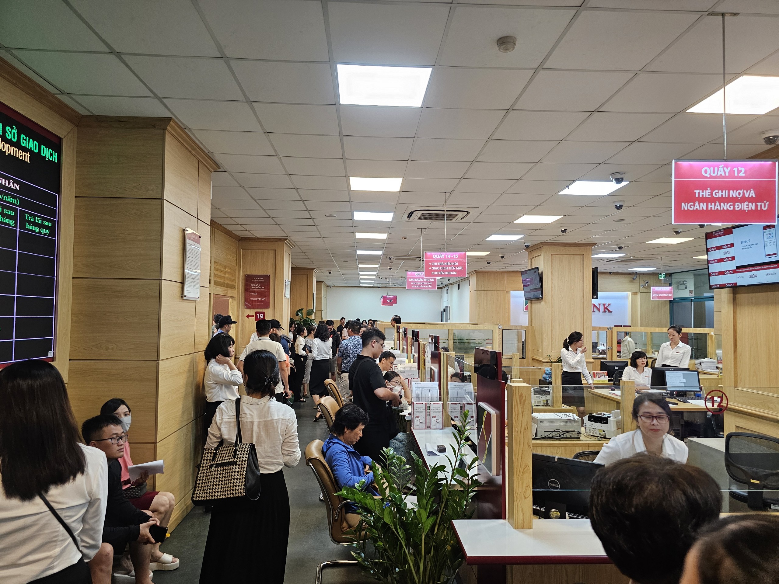 "Ch&aacute;y" v&agrave;ng SJC gi&aacute; b&igrave;nh ổn, nhiều kh&aacute;ch ngậm ng&ugrave;i ra về tay kh&ocirc;ng- Ảnh 7.