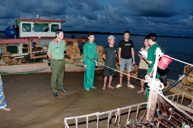 Ph&aacute;t hiện nh&oacute;m người khai th&aacute;c c&aacute;t biển tr&aacute;i ph&eacute;p- Ảnh 1.