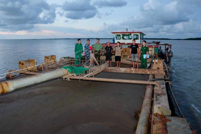 Ph&aacute;t hiện nh&oacute;m người khai th&aacute;c c&aacute;t biển tr&aacute;i ph&eacute;p- Ảnh 2.