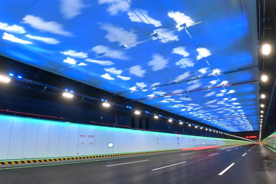 Tuyến đường hầm được trang bị nhiều thiết bị th&ocirc;ng minh như robot, thiết bị cảnh b&aacute;o đ&aacute;m ch&aacute;y, bộ t&iacute;n hiệu định vị vệ tinh Bắc Đẩu. C&aacute;c robot thường xuy&ecirc;n tuần tra tr&ecirc;n c&aacute;c tuyến đường dọc theo lối tho&aacute;t hiểm v&agrave; khoang chứa h&agrave;ng trăm loại c&aacute;p, ống, d&acirc;y dẫn,..., gi&aacute;m s&aacute;t hoạt động v&agrave; m&ocirc;i trường b&ecirc;n trong hầm.