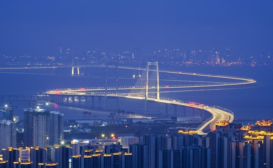 Tuyến đường được coi l&agrave; xương sống huyết mạch giao th&ocirc;ng khu vực Vịnh Lớn Quảng Đ&ocirc;ng - Hongkong - Macau, kết nối liền mạch c&aacute;c si&ecirc;u đ&ocirc; thị hai b&ecirc;n cửa s&ocirc;ng Ch&acirc;u Giang. Đ&acirc;y cũng l&agrave; dự &aacute;n th&agrave;nh phần quan trọng trong mạng lưới cao tốc quốc gia G2518.