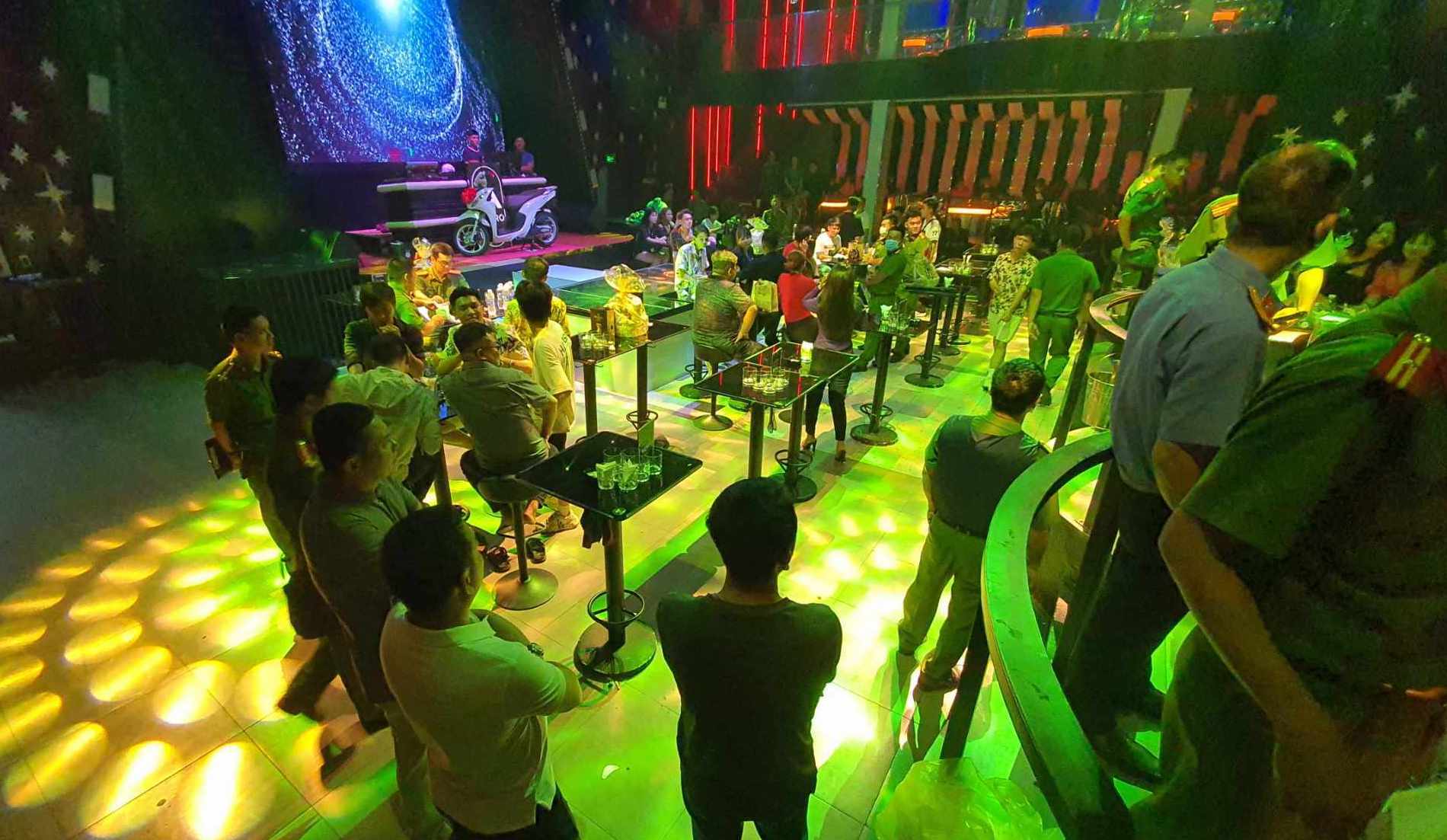 100 cảnh s&aacute;t đột k&iacute;ch qu&aacute;n bar triệt ph&aacute; vụ tổ chức sử dụng ma t&uacute;y quy m&ocirc; lớn- Ảnh 1.