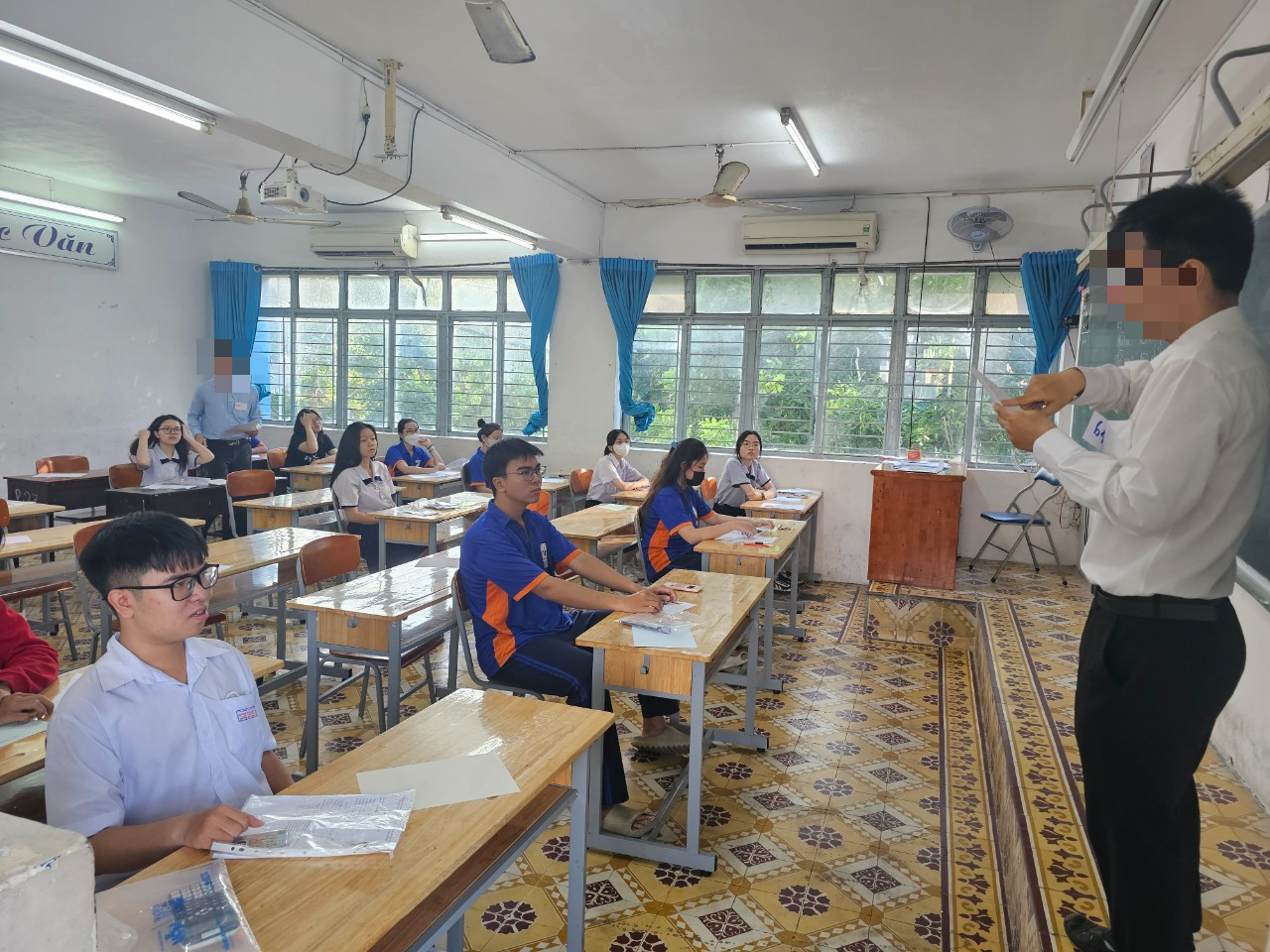 Gi&aacute;m đốc Sở GD&ĐT nhận khuyết điểm v&igrave; gi&aacute;m thị k&yacute; nhầm chỗ trong giấy thi- Ảnh 3.