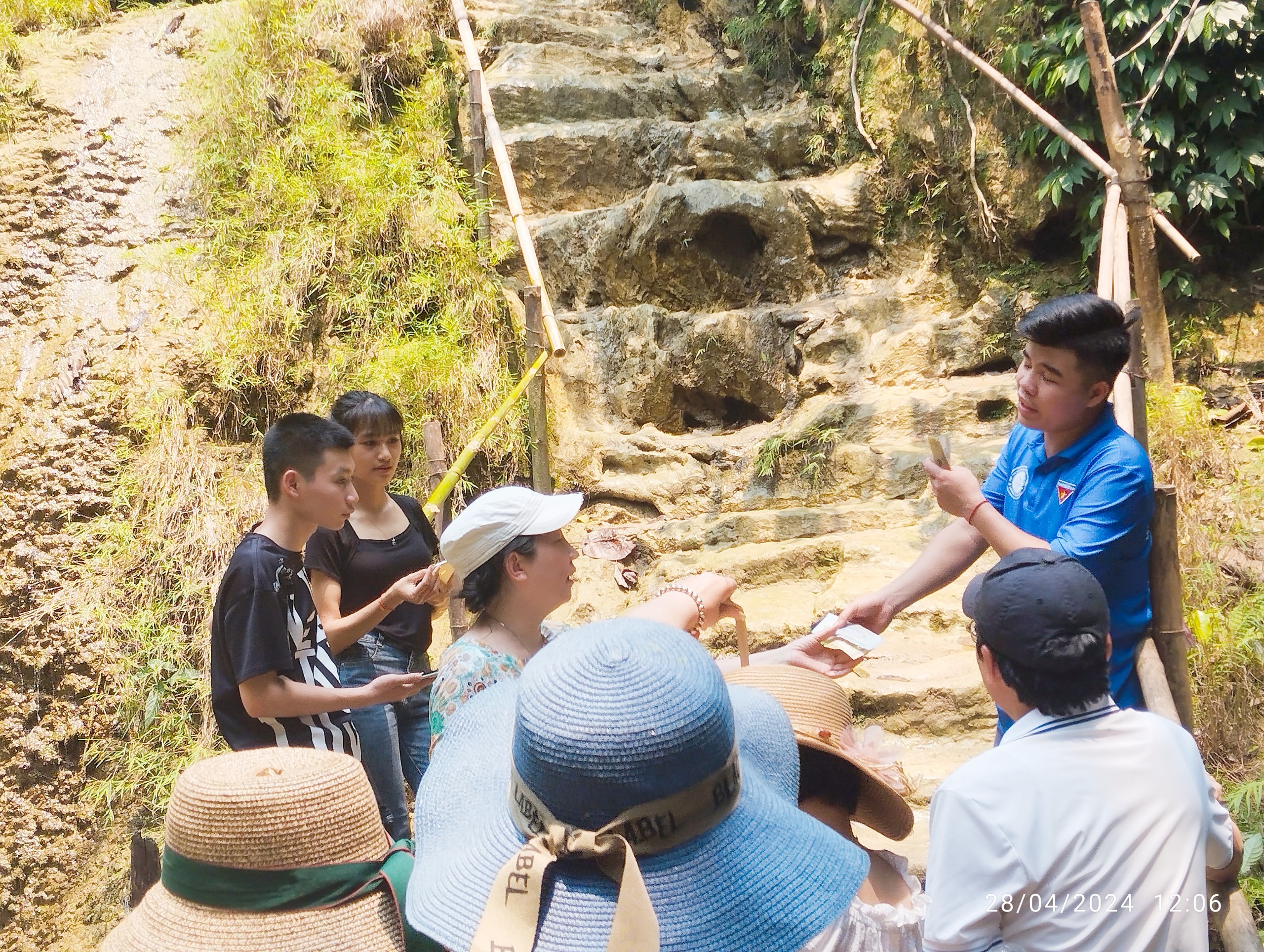 Tuyên Quang: Du khách "tố" bị thu tiền vào thác Khuổi Nhi mà không có vé- Ảnh 2. Tuyên Quang: Du khách "tố" bị thu tiền vào thác Khuổi Nhi mà không có vé- Ảnh 2.