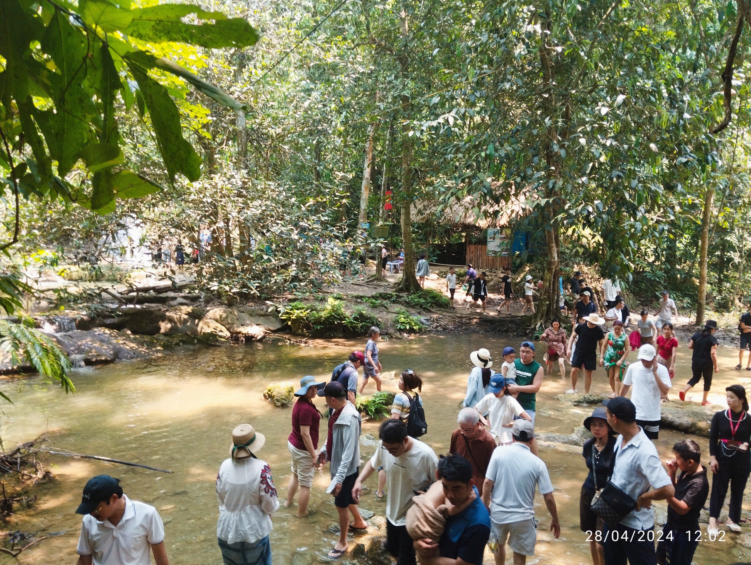 Tuyên Quang: Du khách "tố" bị thu tiền vào thác Khuổi Nhi mà không có vé- Ảnh 1. Tuyên Quang: Du khách "tố" bị thu tiền vào thác Khuổi Nhi mà không có vé- Ảnh 1.
